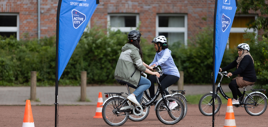 38 Frauen lernen beim HSV das Fahrradfahren